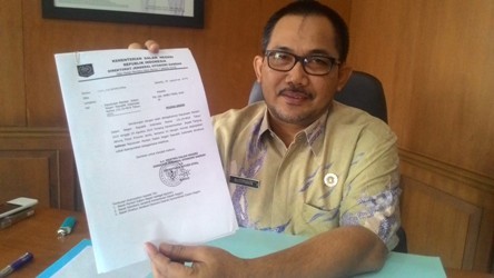 Sekda Tanjab Timut saat menunjukan surat Plt bupati